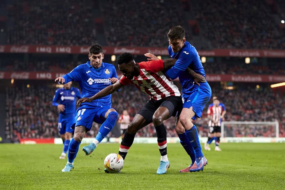 Iñaki Williams pelea con varios jugadores del Getafe en el duelo disputado en San Mamés que inauguró la jornada 29 en la Liga Santander