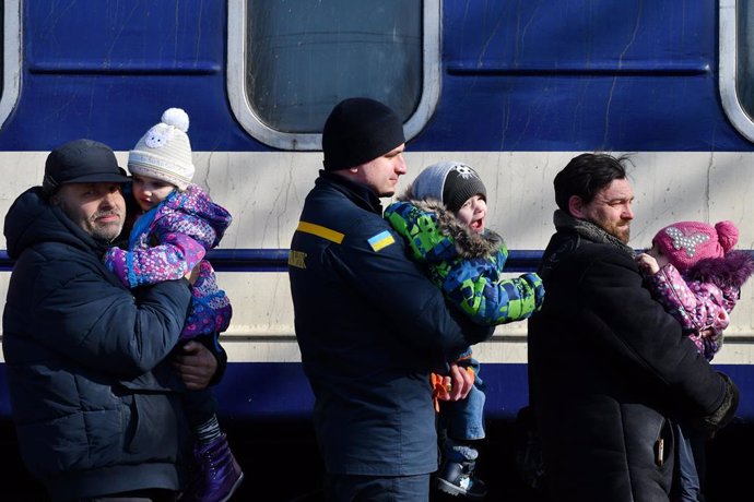 13 de marzo de 2022, Kramatorsk, Ucrania: Se ve a unos hombres llevando a los nios de la comunidad infantil para subir al tren de evacuacin en la estacin de tren de Kramatorsk. La ofensiva militar de Rusia contra Ucrania oblig a millones de person
