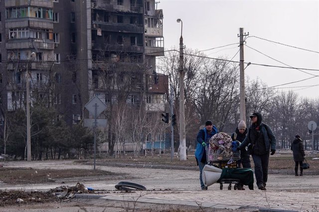 Los residentes abandonan la ciudad asediada después de que las fuerzas prorrusas abrieran un corredor humanitario en el extremo norte de la ciudad. La ciudad ha sido escenario de intensos combates desde la invasión rusa de Ucrania. 