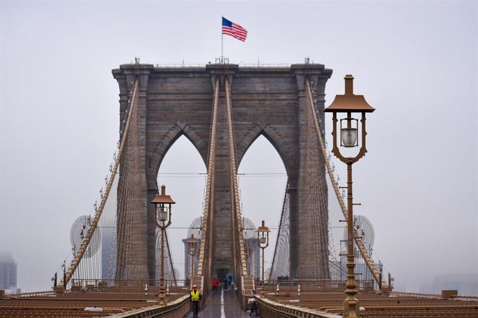 El puente de Brooklyn con la bandera estadounidense