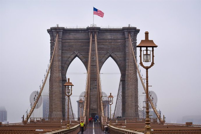 El puente de Brooklyn con la bandera estadounidense