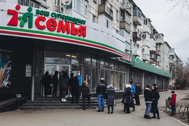 Colas en los supermercados de Severodonetsk para comprar productos en Severodonetsk, Oblast de Lugansk (Ucrania) 