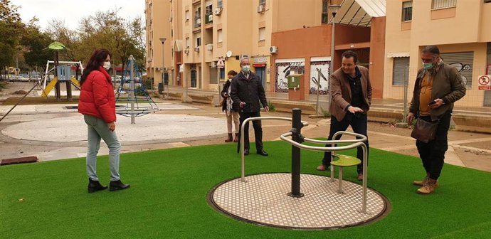 El Ayuntamiento de Sevilla, a través del Distrito Norte, ha concluido la construcción de una nueva área infantil en la calle Huerta de las Moreras, situada en el núcleo residencial Parque Flores.