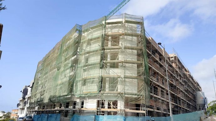 Archivo - Imagen de archivo de las obras de construcción de un centenar de viviendas de protección oficial  en Estepona (Málaga).