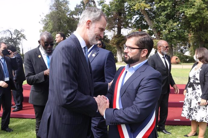 Archivo - El Rey Felipe VI saluda al nuevo presidente de Chile, Gabriel Boric.