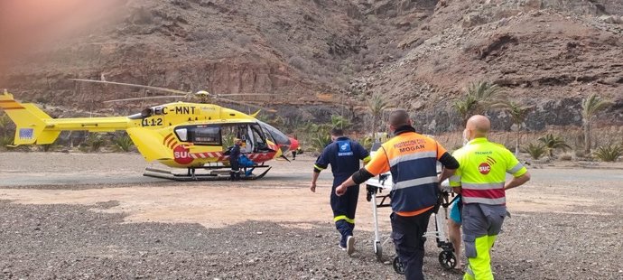 El helicóptero medicalizado del SUC procede a la evacuación del menor a un centro hospitalario
