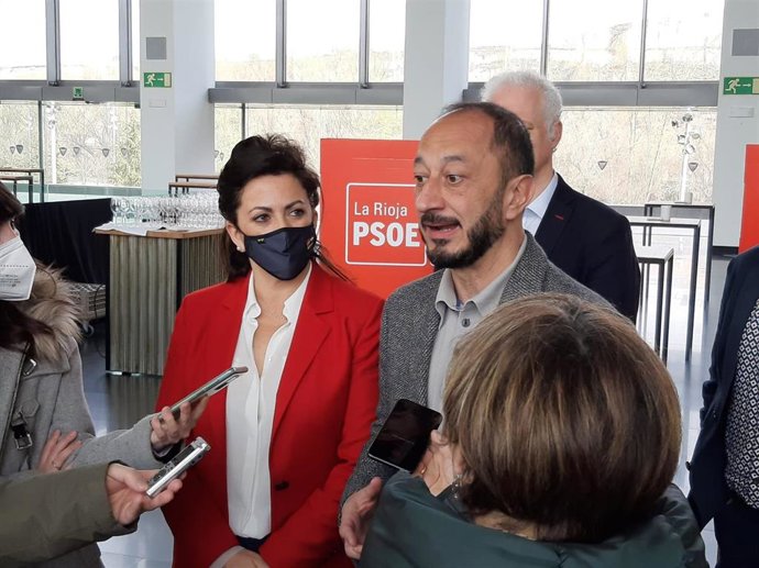 El secretario de Política Municipal del PSOE, Alfonso Rodríguez Gómez de Celis, junto a la secretaria general de La Rioja, Concha Andreu