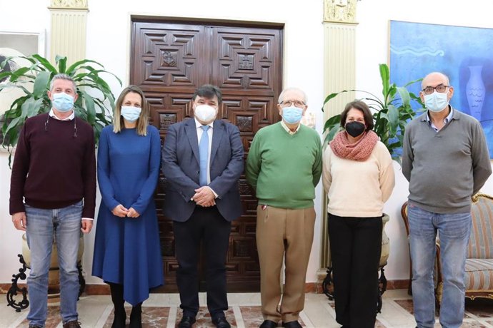 El alcalde de Huelva, Gabriel Cruz, recibe a la nueva Junta Directiva de la asociación Resurgir.