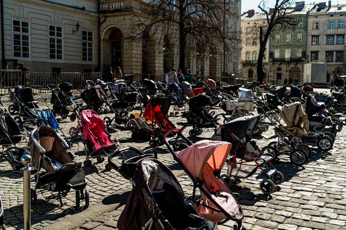 18 March 2022, Ukraine, Lviv: Rows strollers line up in Rynok Square in memory and honour of the 109 children killed by the Russian war on Ukraine. Photo: Vincenzo Circosta/SOPA Images via ZUMA Press Wire/dpa