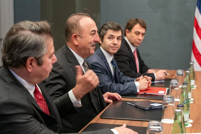 Archivo - HANDOUT - 19 January 2020, Berlin: Turkish Foreign Minister Mevlut Cavusolgu (2nd L) is pictured during a meeting with US Secretary of State Mike Pompeo (not pictured) on the sidelines of the Berlin's International Peace conference on Libya. P