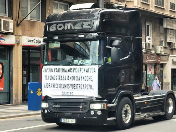 Uno de los cambiones que encabezaban este sábado la caravana