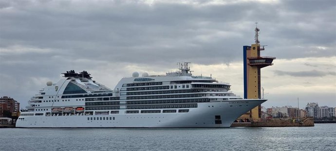 El barco turístico de lujo Seabourn Encore ha inaugurado hoy la temporada de cruceros en Almería, una temporada que se prolongará hasta finales de noviembre, con quince escalas más, según las previsiones actuales de las navieras.
