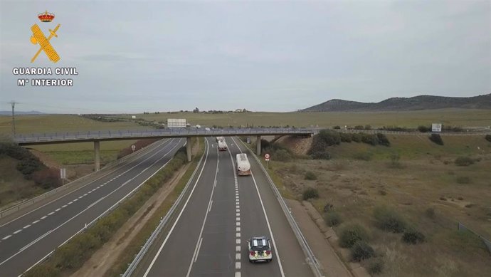 Escolta de un convoy e camiones de gasóleo a su paso por Valdesalor (Cáceres)