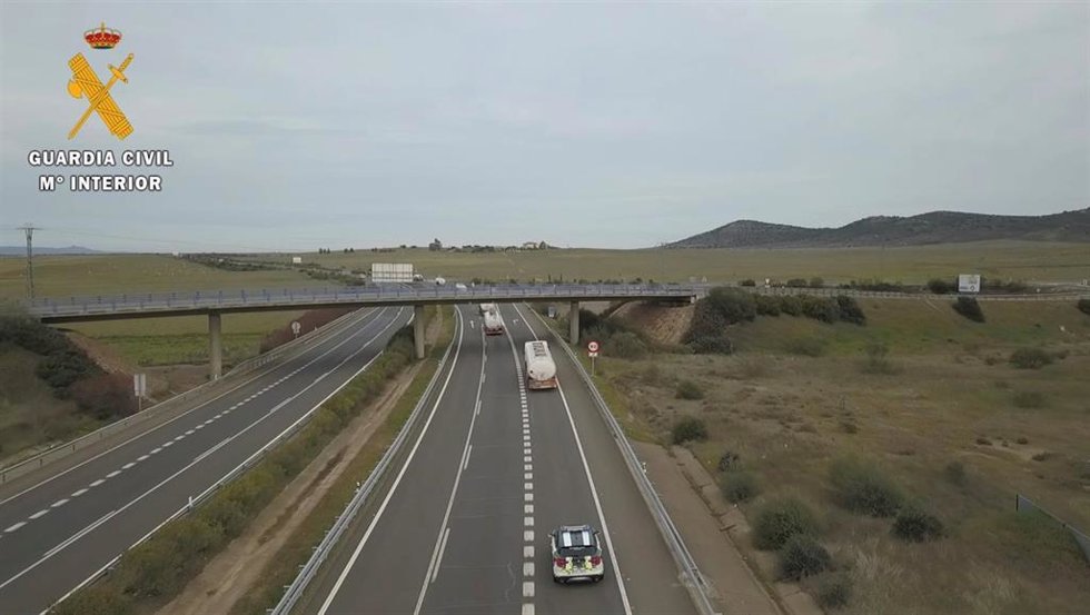 Escolta de un convoy e camiones de gasóleo a su paso por Valdesalor (Cáceres)