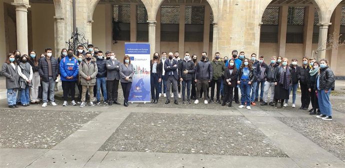 El consejero Gimeno junto al alumnado que partirá a Europa para realizar practicas formativas de FP.