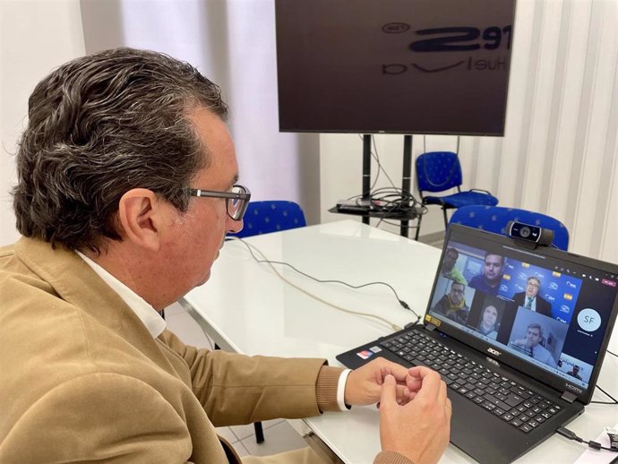 El eurodiputado del Partido Popular Juan Ignacio Zoido y el  presidente del PP de Huelva, Manuel Andrés González, han mantenido una reunión telemática con representantes de la Plataforma de Regantes del Condado.