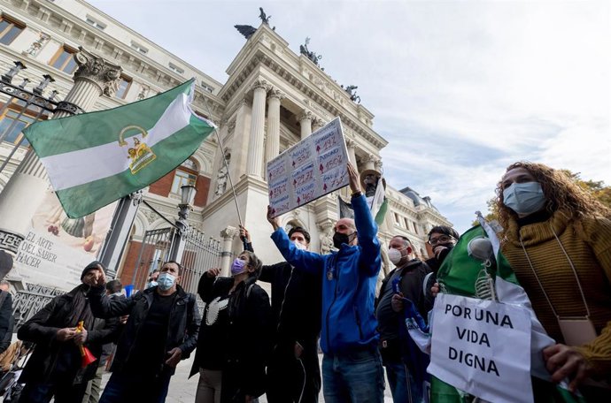 Archivo - Un grupo de personas con la bandera de Andalucía participa en una concentración de agricultores y exportadores de naranjas, frente al Ministerio de Agricultura, a 24 de noviembre de 2021, en Madrid, (España). El colectivo se concentra para ped
