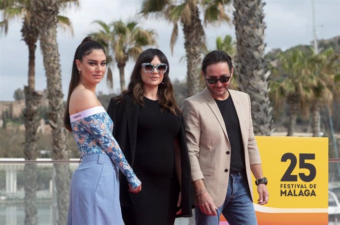  Las actrices, Blanca Suárez y Miren Ibarguren, y el actor, Carlos Santos, posan en el photocall de la película El Test en el 25 Festival de Málaga