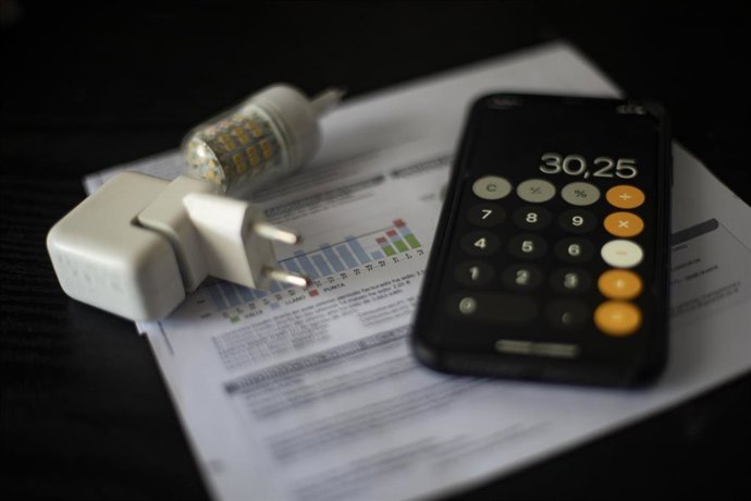 Archivo - Una factura del consumo de luz, a 10 de septiembre de 2021, en Madrid (España). El precio medio diario de la electricidad en el mercado mayorista batirá un nuevo récord este viernes al alcanzar los 152,32 euros por megavatio hora (MWh), su may