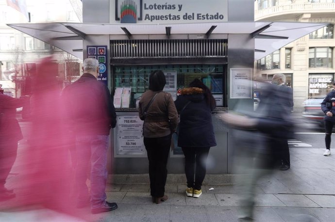 Archivo - Varias personas en las inmediaciones de una administración de loterías, tres días antes del Sorteo de La Lotería del Niño, a 3 de enero de 2022, en Madrid, (España). El segundo sorteo más importante del año pone en juego un total de 700 millon