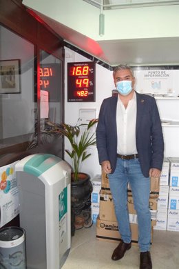 El delegado de Programas Europeos y Administración Electrónica de la Diputación de Córdoba, Víctor Montoro, ha visitado Espejo para conocer de primera mano un sistema que permite realizar la monitorización y seguimiento de consumos eléctricos.