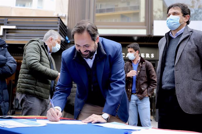 Núñez en la recogida de firmas en Ciudad Real contra la subida de costes.