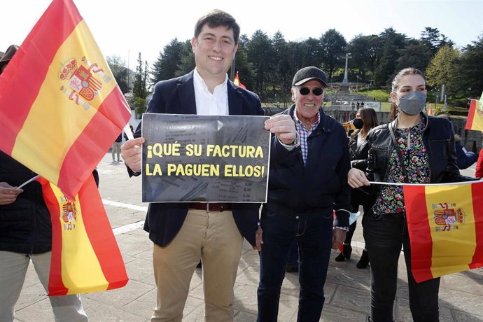 Varios manifestantes, con banderas de España y pancartas, en la protesta bajo el lema 'Qué paguen ellos', a 19 de marzo de 2022, en Vigo, Pontevedra