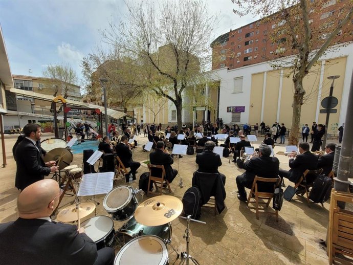 El mercado de Peñamefécit acoge a el concierto de la Banda municipal de Jaén