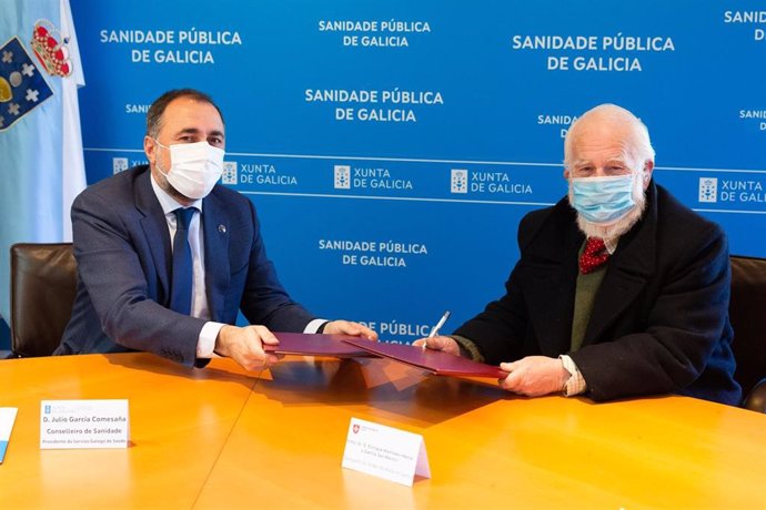 El conselleiro de Sanidade, Julio García Comesaña, firma un convenio con la Orde de Malta.