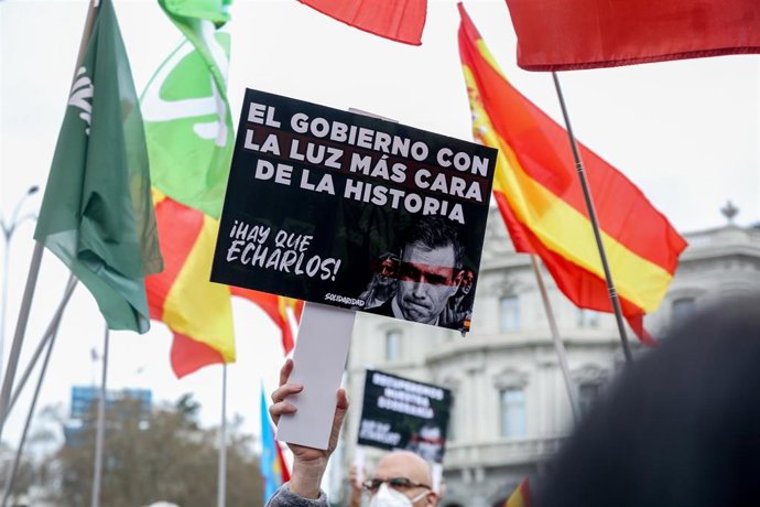 Una pancarta, con la cara del presidente del gobierno español que reza 'El gobierno con la luz más cara' 'Hay que echarlos', en la protesta bajo el lema '¡Qué paguen ellos!', en Cibeles, a 19 de marzo de 2022, en Madrid (España). VOX ha convocado esta p