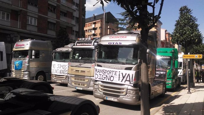 Imagen de los camiones aparcados en mitad de las calles de Oviedo.