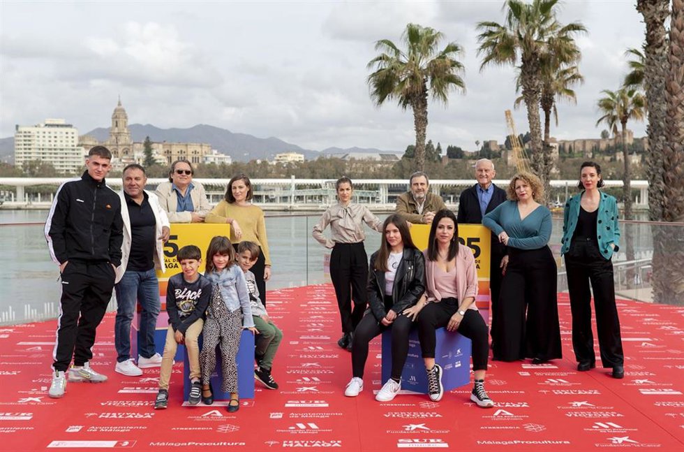 La directora, Carla Simón, posa con el equipo y reparto de la película Alcarras en el 25 Festival de Málaga