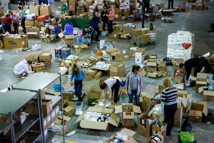 Mujeres ucranianas con cajas de ayuda humanitaria