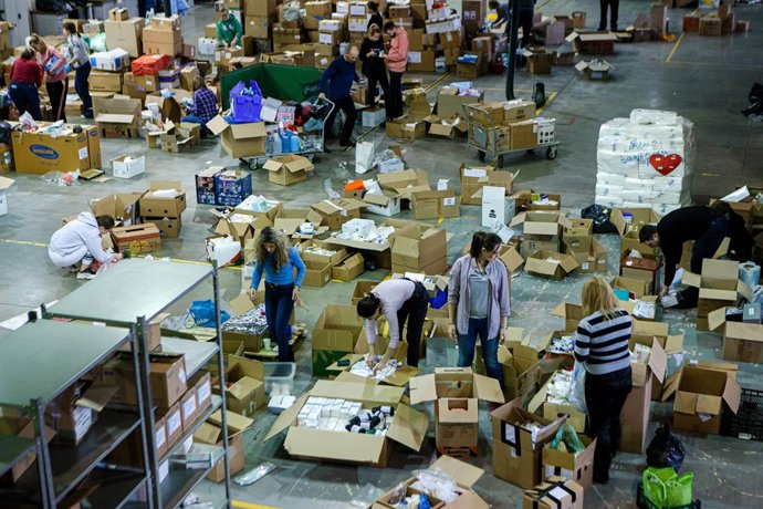 07 March 2022, Ukraine, Zakarpattia: Women pack boxes on the premises of the humanitarian hub from where humanitarian cargoes will be delivered to the most affected territories of the country, due to the Russian invasion of Ukraine. Photo: -/Ukrinform/d