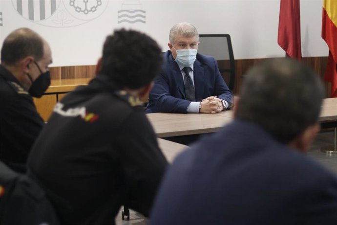 El delegado del Gobierno, José Vélez, en la reunión mantenida con Croem, Federaciones de Empresarios, Asociaciones de transportistas y empresas del Valle de Escombreras y piensos de la Región de Murcia