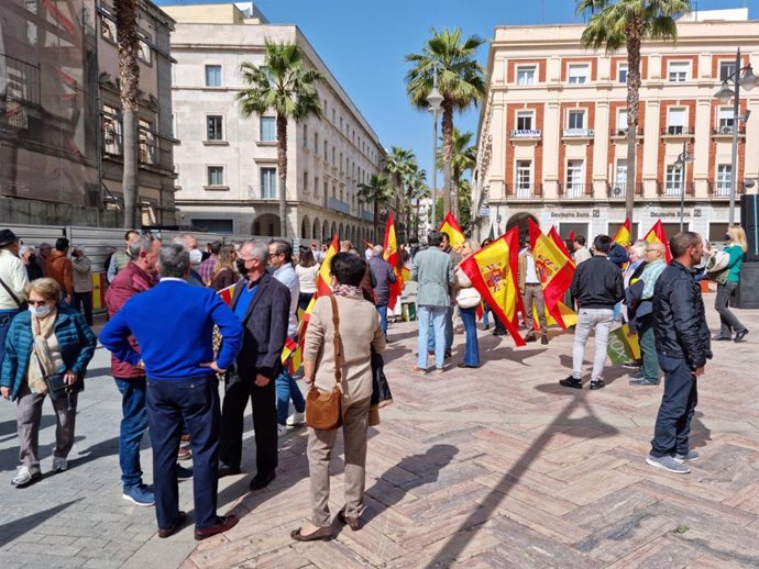 Concentración convocada por Vox en Huelva contra la subida de precios.