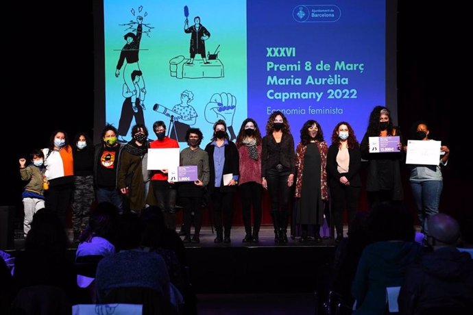 La cuarta teniente de Alcaldía, Laura Pérez, y representantes de los proyectos premiados en la XXXVI edición del Premi 9 de mar Aurlia Capmany, del Ayuntamiento de Barcelona. El acto de entrega se ha celebrado en el Born Centre de Cultura i Memria.