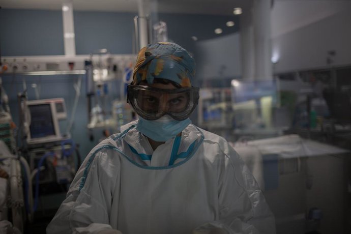 Archivo - Arxiu - Un treballador sanitari protegit en l'Unitat de Vigilncia intensiva en una imatge d'arxiu