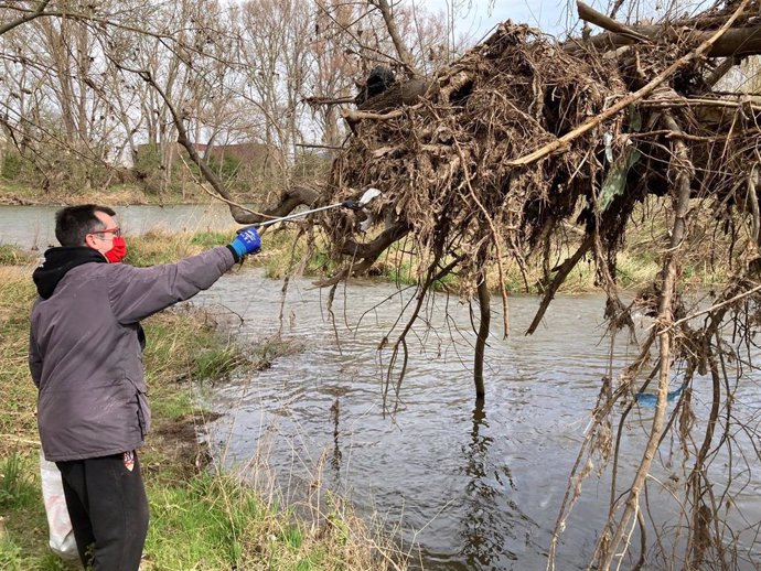 Cruz Roja y Rial Detergentes recogen 2.300 residuos en la ribera del Ebro dentro del proyecto 'Libera'