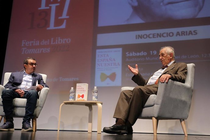 Inocencio Arias presenta en la Feria del Libro de Tomares su obra 'Esta España nuestra'.