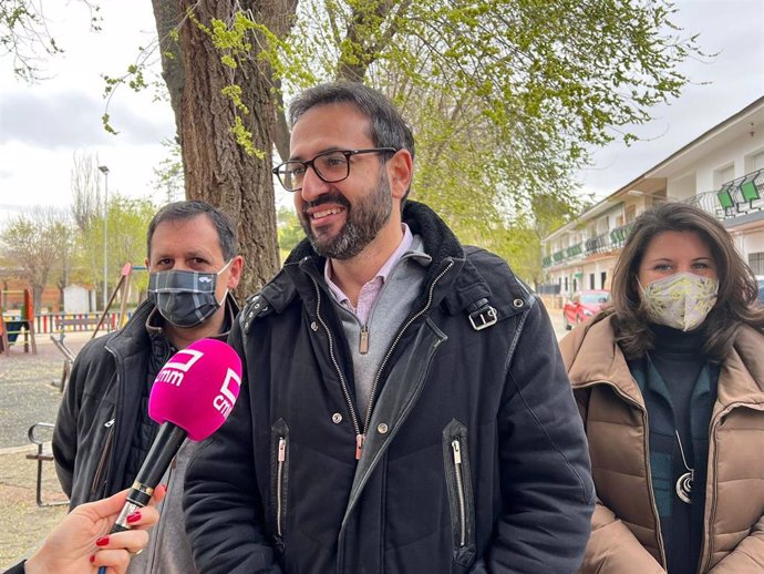 El secretario de Organización del PSOE de Castilla-La Mancha y diputado nacional, Sergio Gutiérrez, atiende a los medios en La Villa de Don Fadrique.