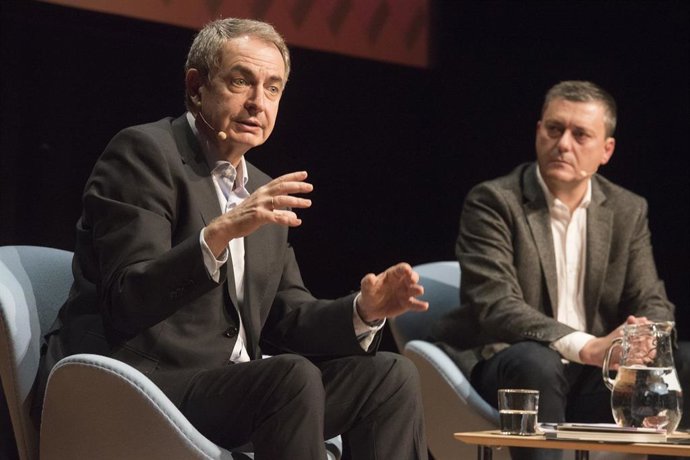 El expresidente del Gobierno José Luis Rodríguez Zapatero en una charla-coloquio en Huesca, organizada por el PSOE Alto Aragón.