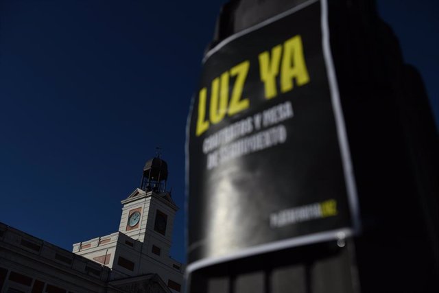 Varias personas, con pancartas que rezan 'Luz Ya'.