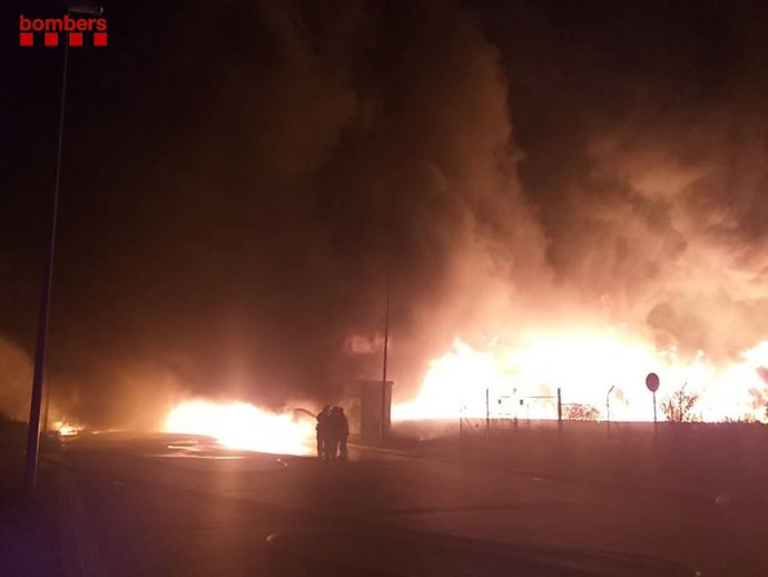 Imatge de les flames que afecten a naus industrials a Montorns del Valls (Barcelona)
