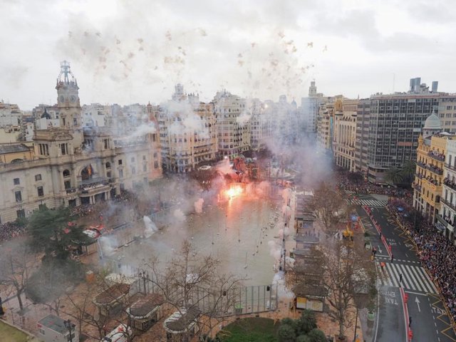 La 'mascletà' de este sábado 19 en la plaza del Ayuntamiento a cargo de la pirotecnia Hermanos Caballer