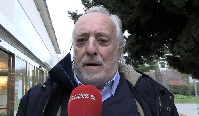 El tenor Jaume Aragall visita la capella ardent del tenor mort Bernabé Martí