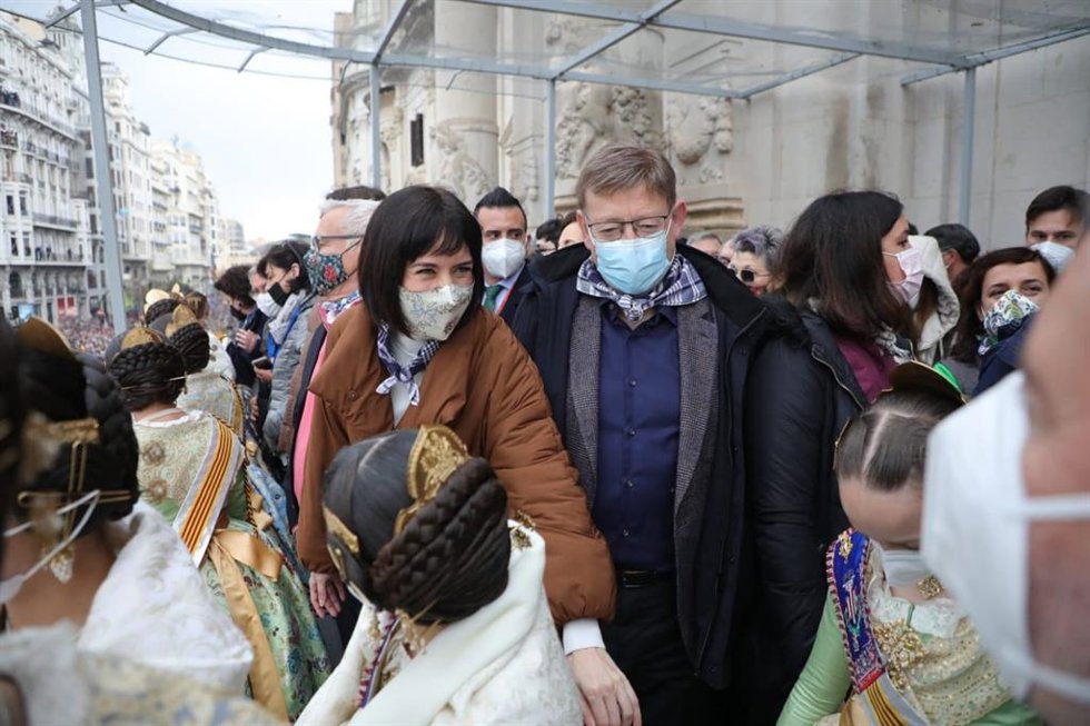 La ministra de Ciencia e Innovación, Diana Morant, y el presidente de la Generalitat, Ximo Puig, en la 'masclet' fallera de este sábado.