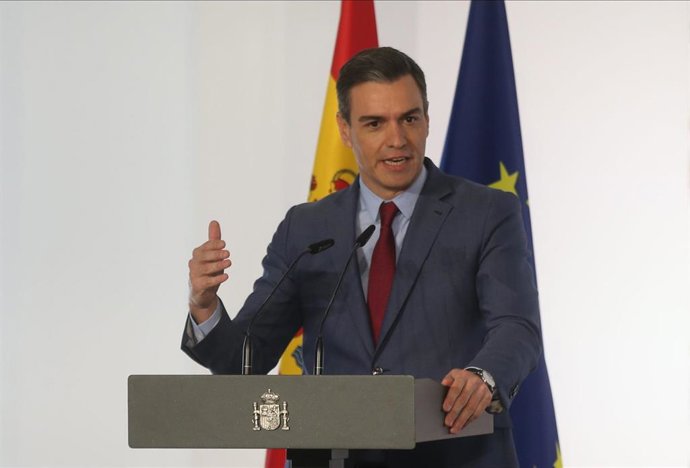 El presidente del Gobierno, Pedro Sánchez, interviene en el acto en el que Serrat ha recibido la Gran Cruz de la Orden Civil de Alfonso X el Sabio, en La Moncloa, a 22 de febrero de 2022, en Madrid (España). 