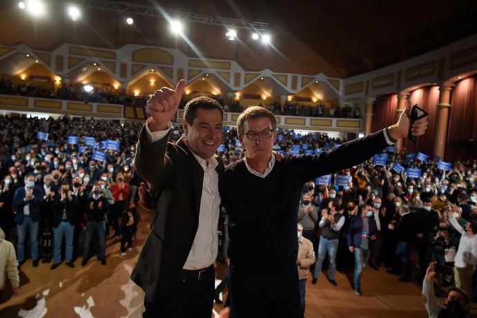 El presidente del PP-A, Juanma Moreno, y el candidato a la Presidencia del Partido Popular, Alberto Núñez Feijoo, en un acto del partido en Torremolinos (Málaga)