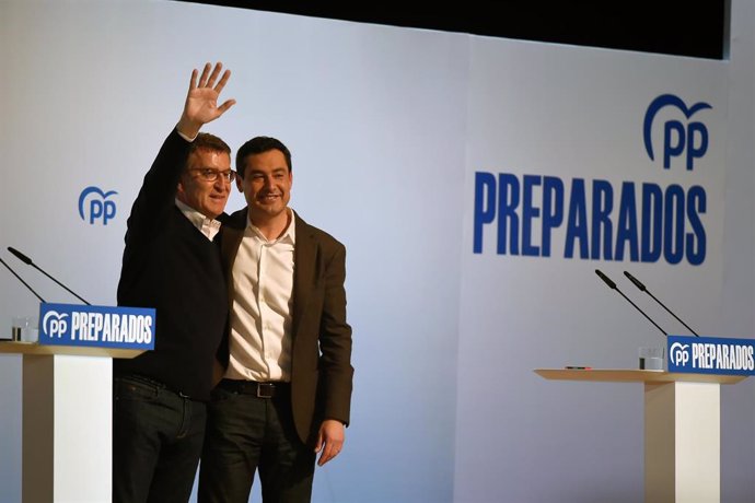 El presidente del PP-A, Juanma Moreno, y el candidato a la Presidencia del Partido Popular, Alberto Núñez Feijoo, han participado en un acto del partido a 19 de marzo de 2022 en Torremolinos (Málaga).